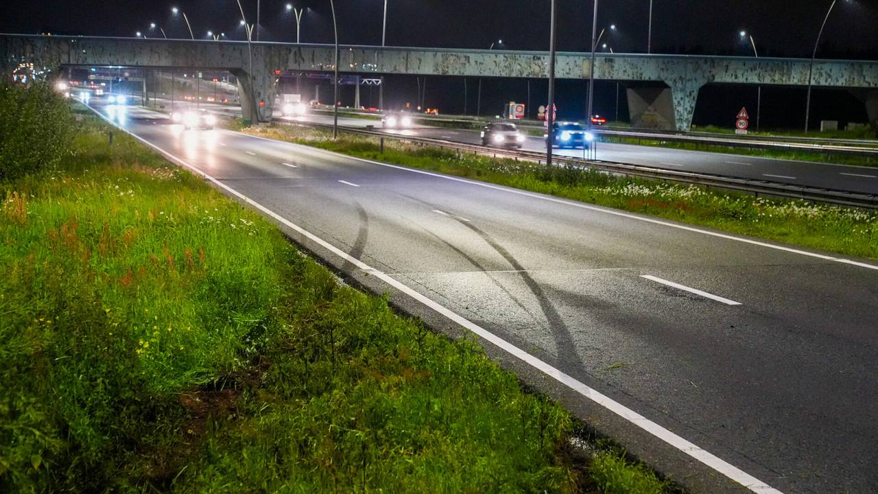 Hoe de automobilist de macht over het stuur kon kwijtraken op de rechte weg wordt onderzocht (foto: Dave Hendriks/SQ Vision).
