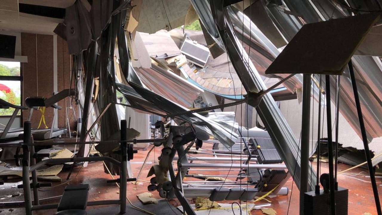 De ravage in sportcentrum Valkencourt nadat het dak is ingestort (Foto: Martine Wubben)