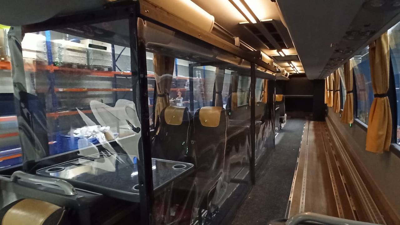 Bij het hokje (links) geef je je papieren, achterin stem je (foto: Sabah Tours).