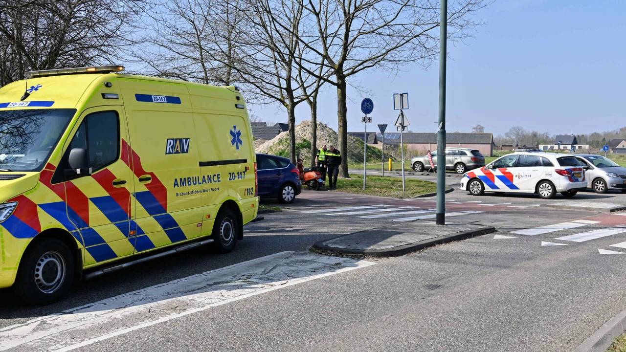 De aanrijding vond plaats op een rotonde bij het Voorsteven in Etten-Leur (foto: Tom van der Put/SQ Vision).