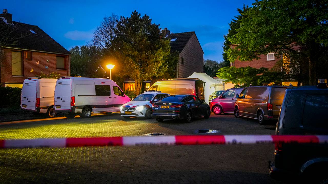 De politie is tot laat in de avond bezig met het onderzoek in de woning aan de Vilvoordehof (foto: SQ Vision).