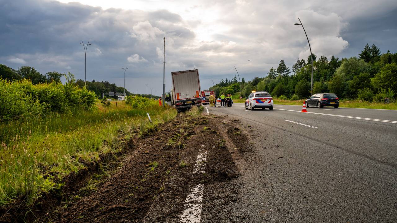 Vermoedelijk ging het mis bij het invoegen op de N2 (foto: Dave Hendriks /SQ Vision).