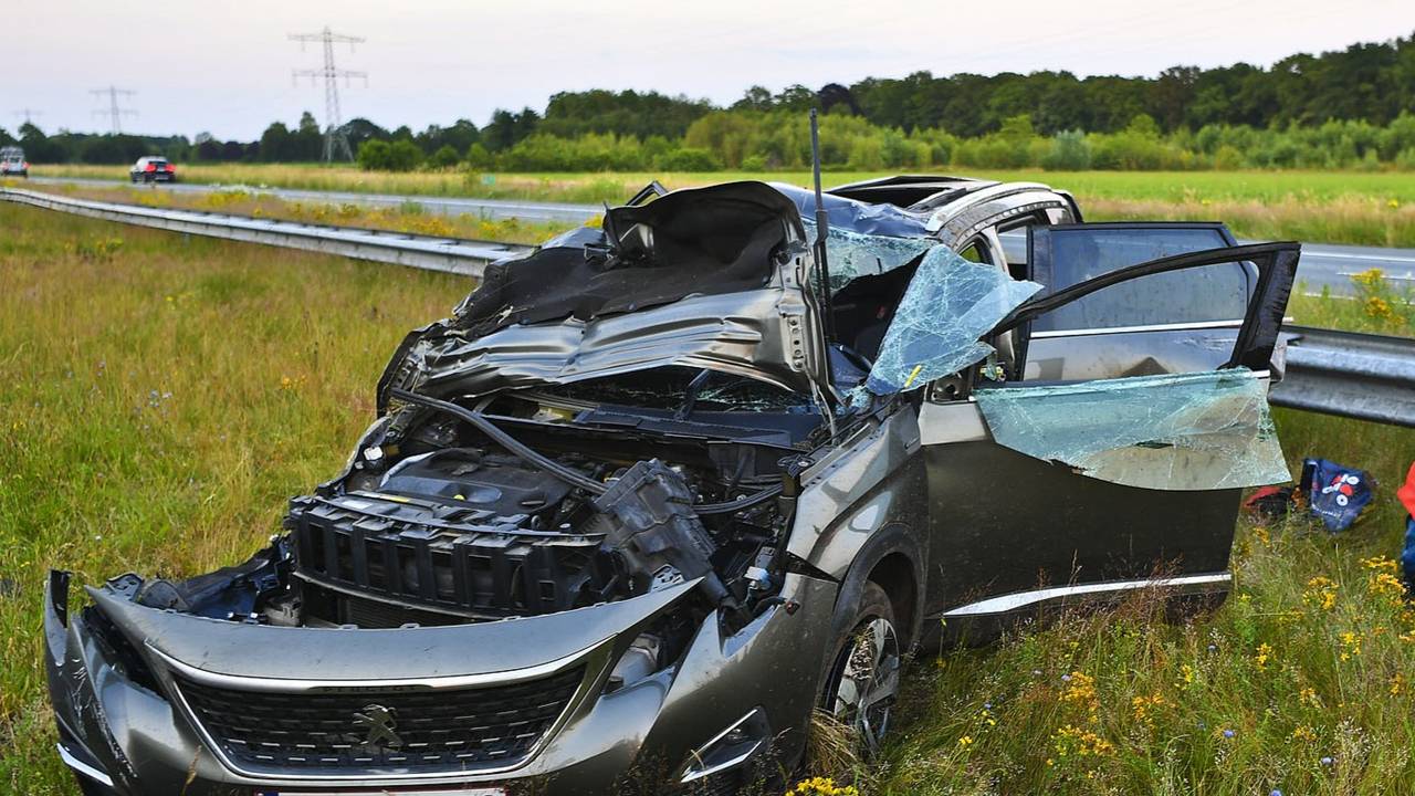 Vier mensen uit één gezin gewond bij ongeluk A67, auto slaat over de kop.
