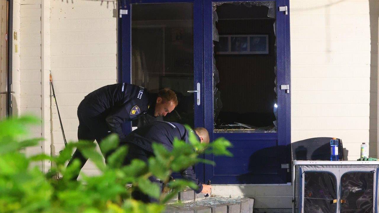 Agenten doen onderzoek bij het chalet in Schijndel (foto:  Bart Meesters).