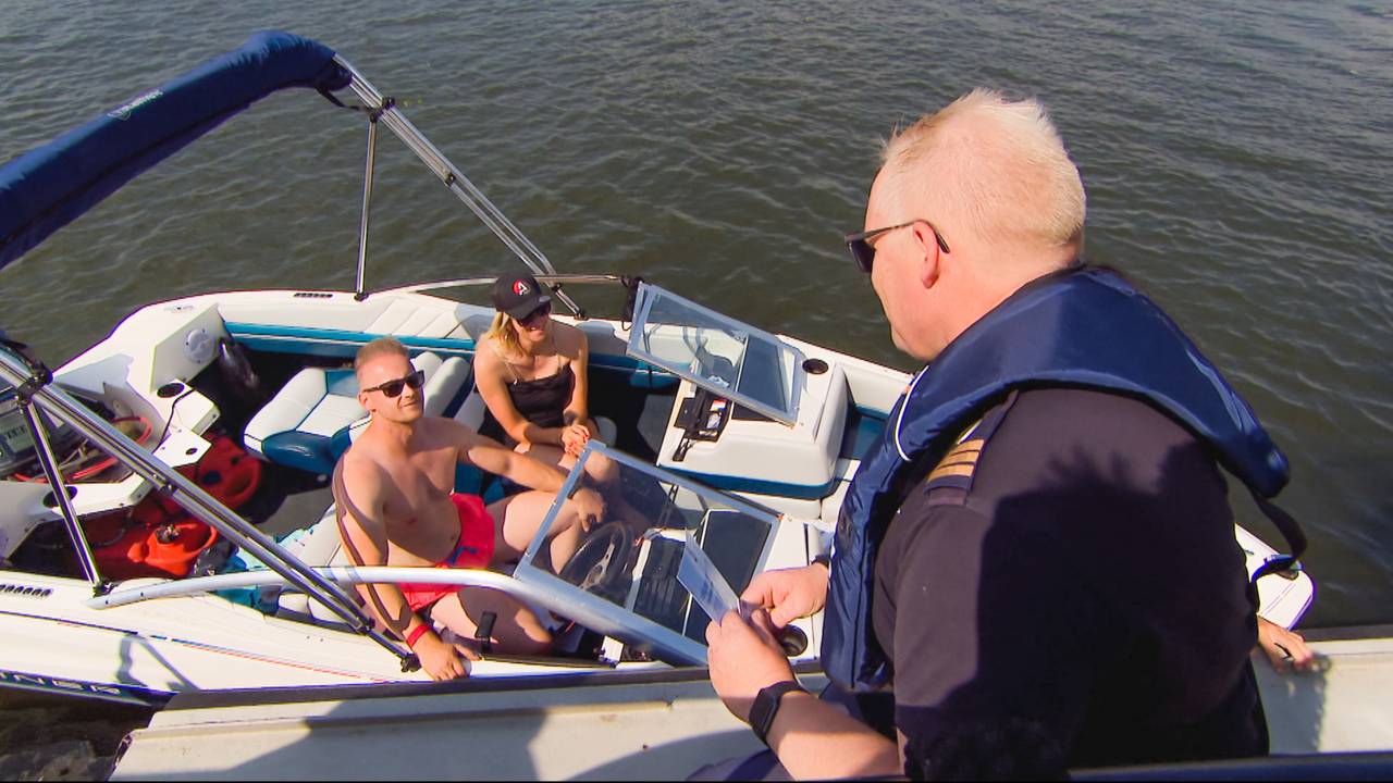 Joost controleert het vaarbewijs van Rianne Geutjes en haar gezelschap (Foto: Omroep Brabant).