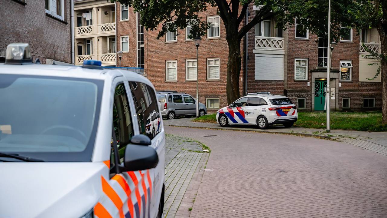 De politie doet onderzoek rond een appartementencomplex aan de Hasseltstraat in Tilburg (foto: Jack Brekelmans/SQ Vision).