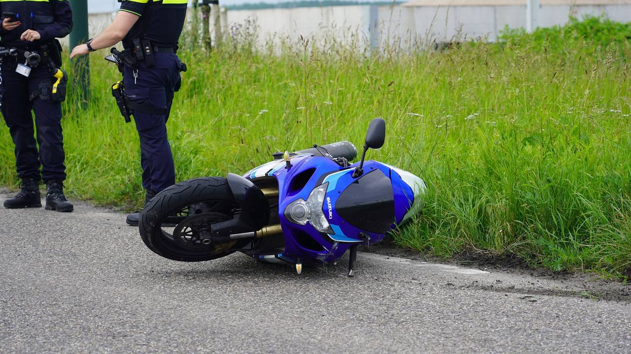 Het ging mis in een bocht op de Monnikenweg in Geertruidenberg (foto: Jeroen Stuve/SQ Vision).