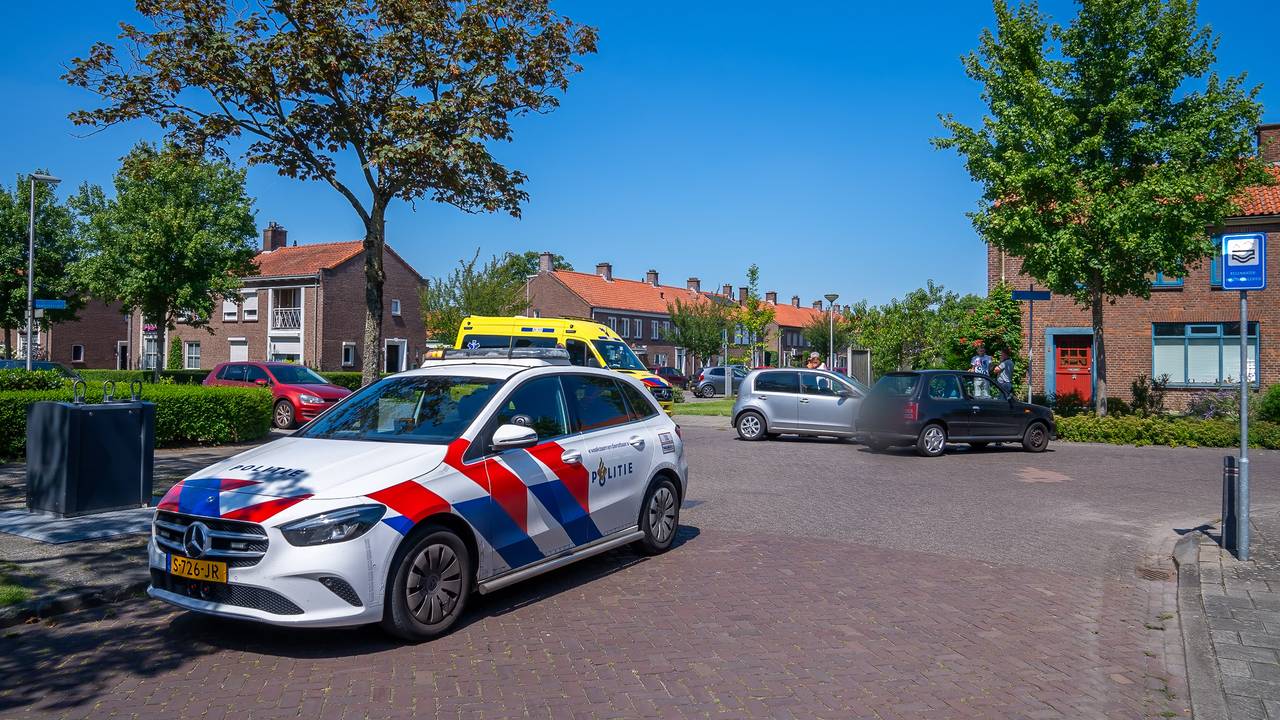 Een van de bestuurders moest worden nagekeken door ambulancepersoneel (foto: Iwan van Dun/SQ Vision).