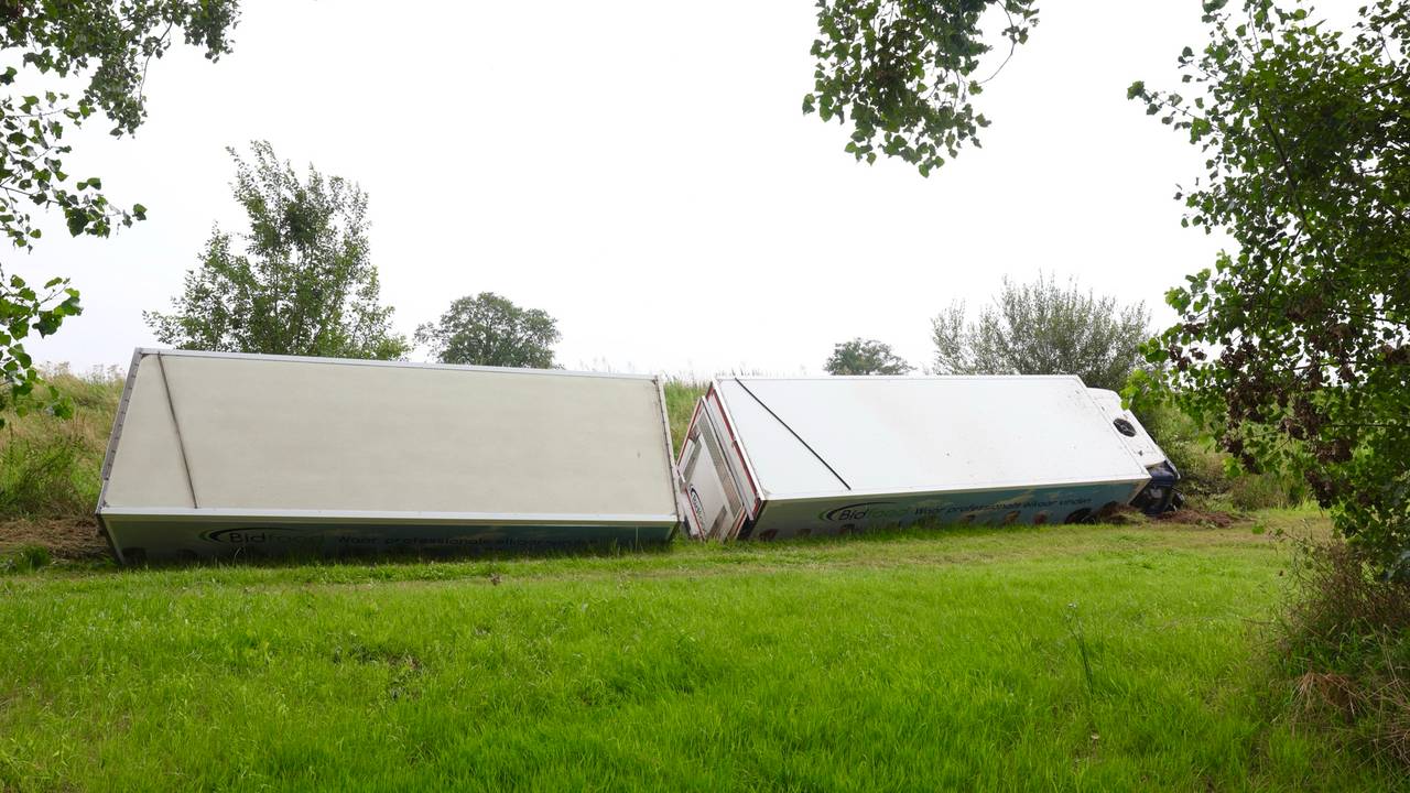 De vrachtwagen is gekanteld in de sloot 