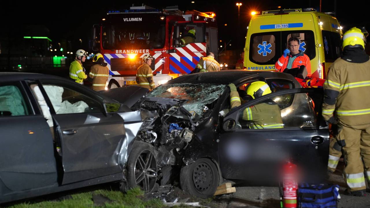 Frontale botsing eist leven, drie zwaargewonden.
