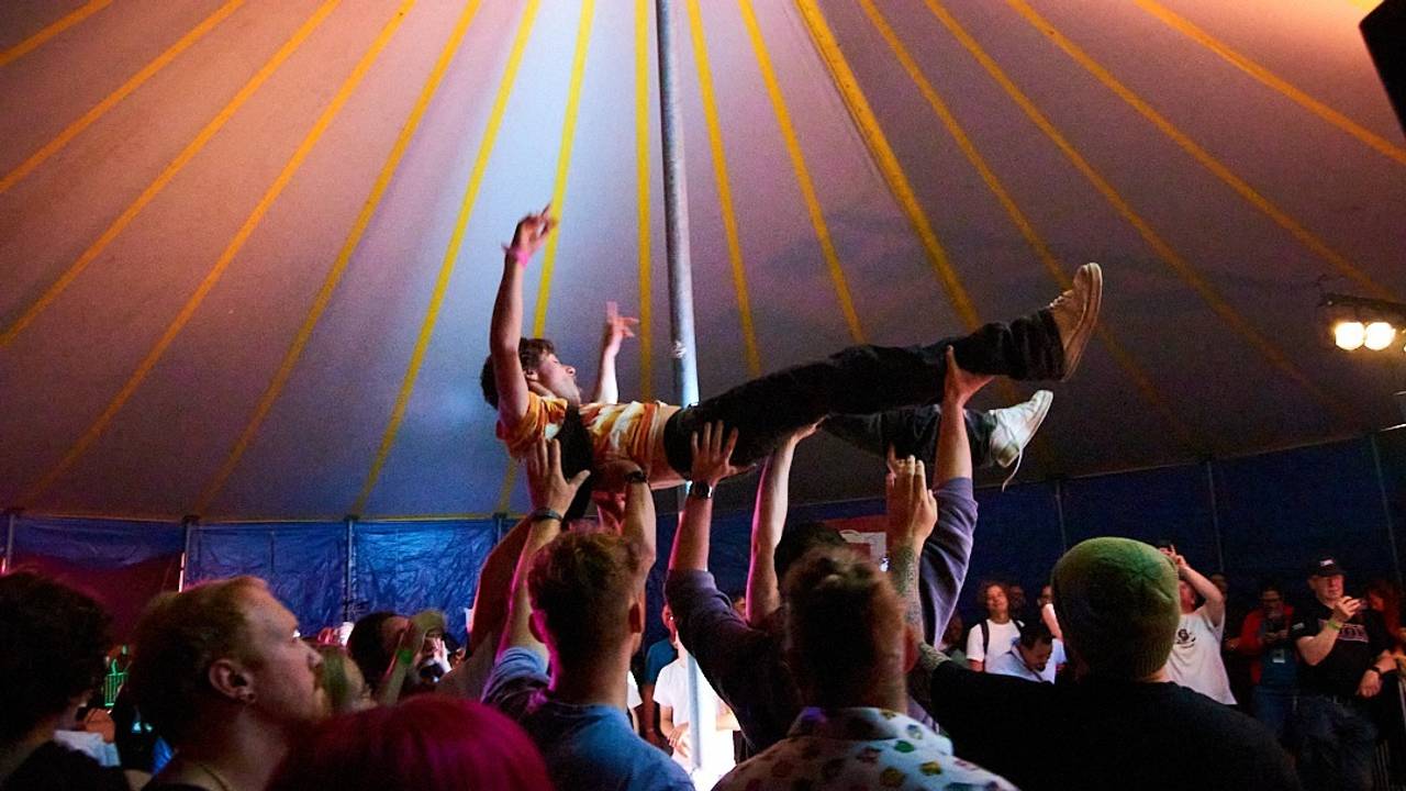 Stagediven bij Breda Barst (foto: Mika).