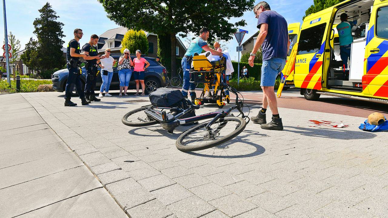 De aangereden fiets bleef op het kruispunt achter (foto: Rico Vogels/Persbureau Heitink).