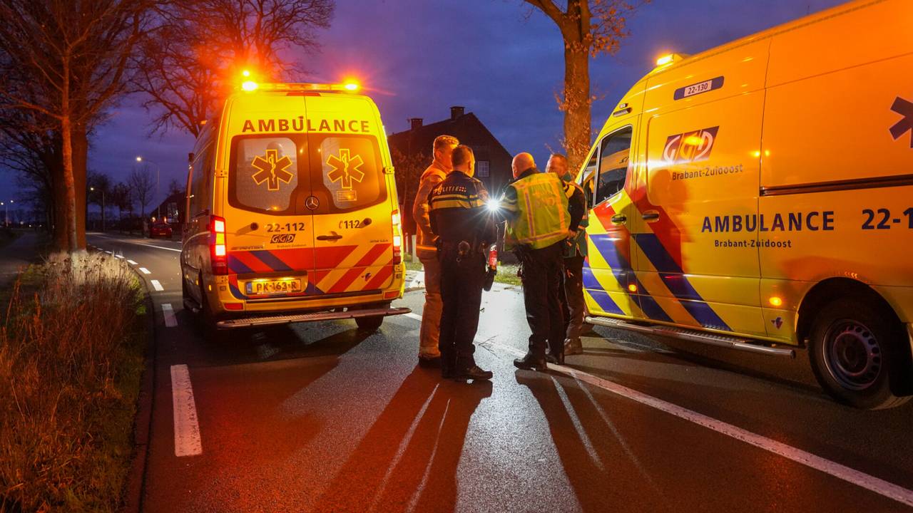 brand verwoest auto • ernstig ongeluk in Deurne.