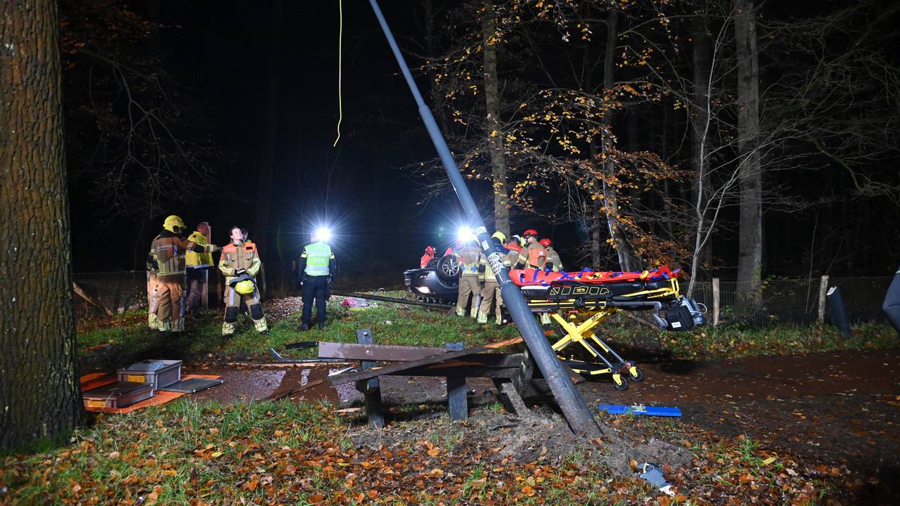 De bestuurder raakte met de auto ook nog een lantaarnpaal en een bankje (foto: Perry Roovers/SQ Vision).