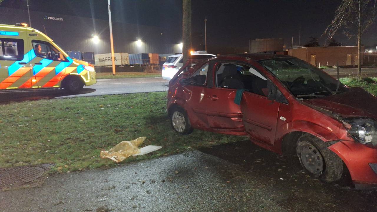 De zwaar beschadigde auto in Moerdijk (foto: Remco de Ruijter/Persbureau Heitink).