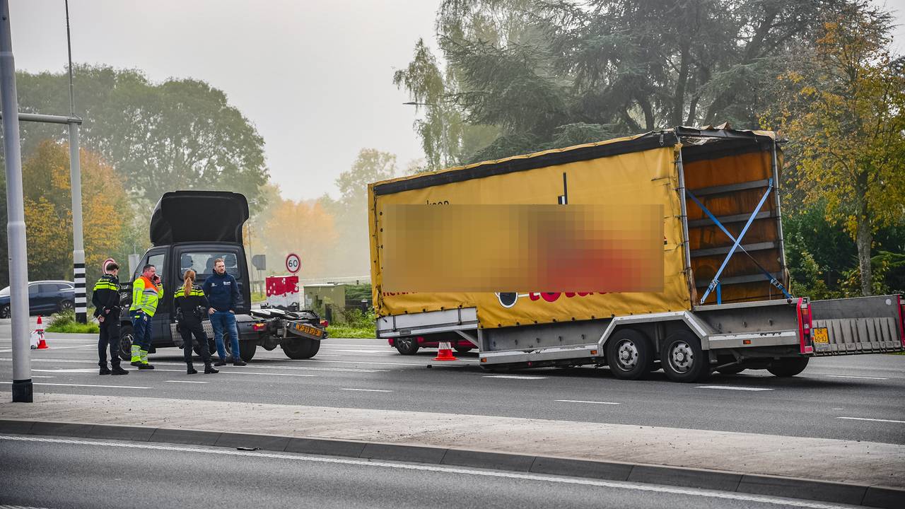 Een trailer is losgeschoten van een vrachtwagen in Uden (foto: Lucas Lammers / Persbureau Heitink)