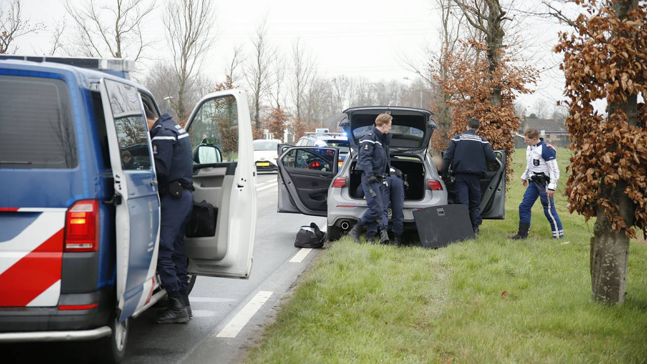 De politie doorzoekt de auto (foto: SK-Media/SQ Vision Mediaprodukties).