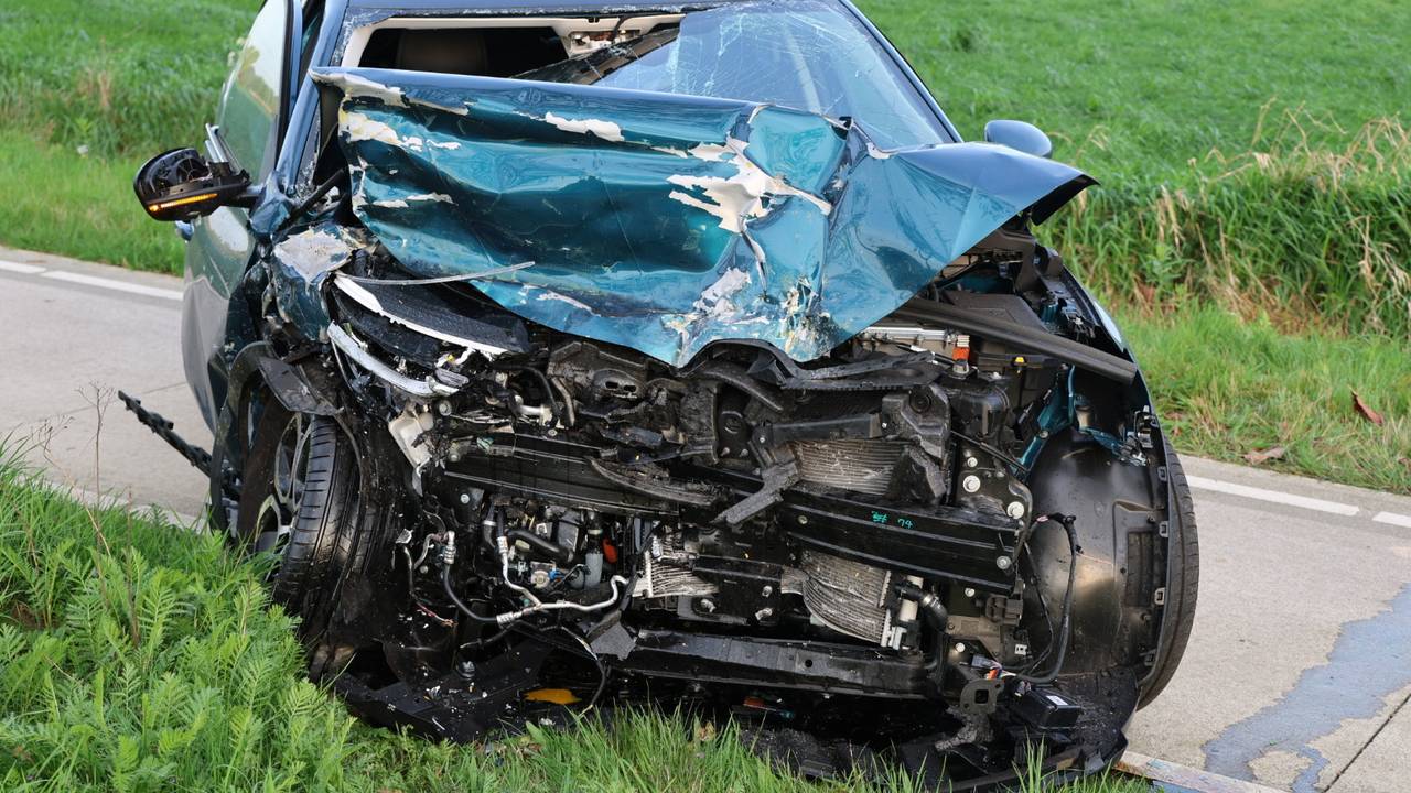 De schade aan de drie betrokken auto's is groot (foto: SKL-Media).