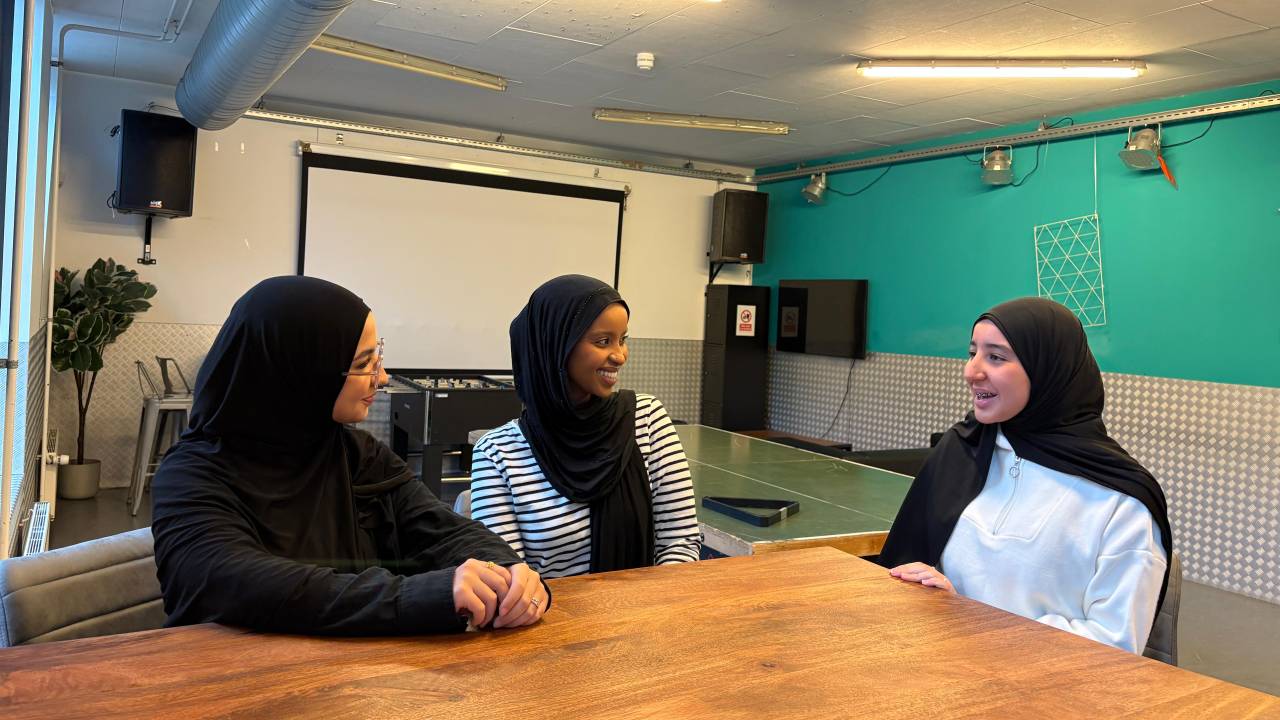 Nisrine, Leila en Aniso zijn betrokken bij WeSpeak in Tilburg West (foto: Pieter Soethout).