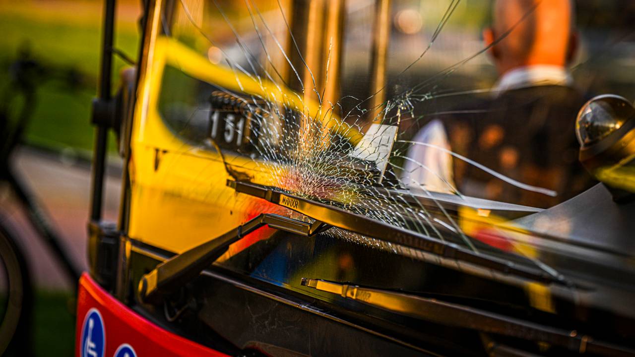 De fietser raakte na de botsing met zijn hoofd de voorruit van een stadsbus (foto: SQ Vision).