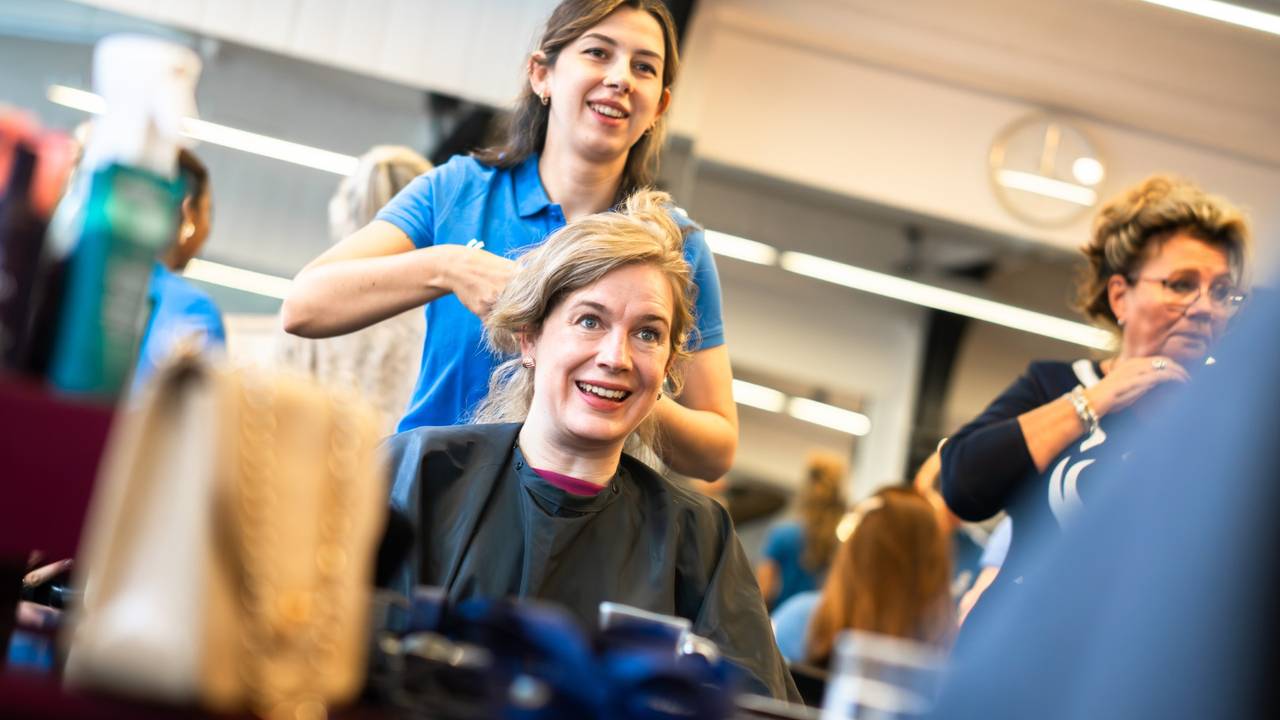 Quinty Heyzer, student Summa Beauty& Lifestyle, aan de slag in Den Haag voor Prinsjesdag (foto: Summa).