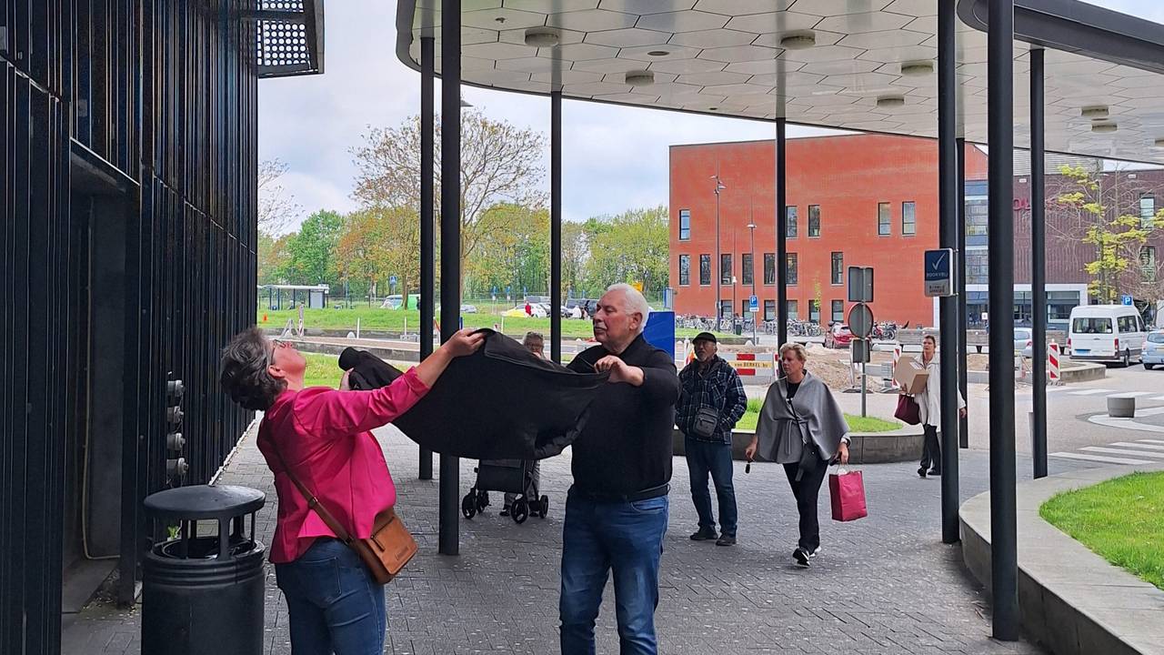 De ganzen werden gevangen met een jas (foto: Erna van Dussen).