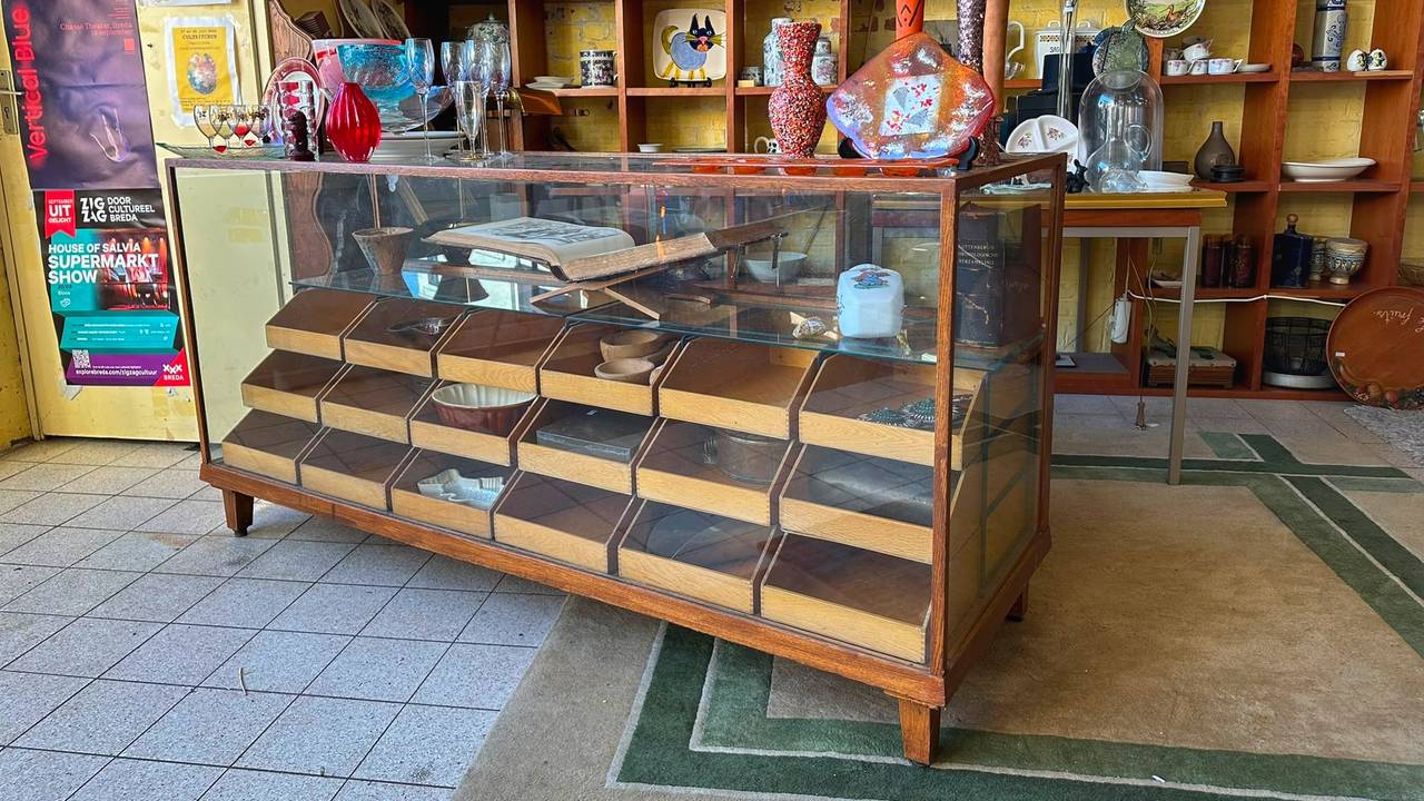 Winkelnostalgie: vitrinetoonbank uit 1930 duikt op in Breda