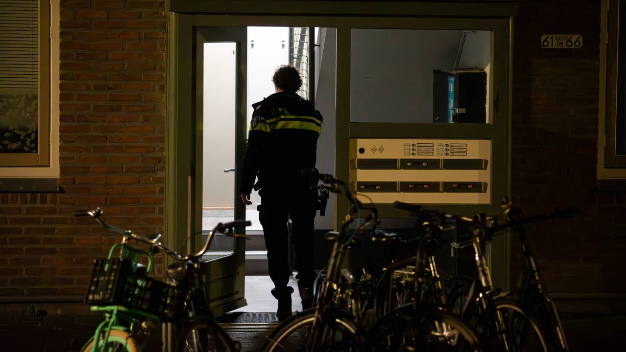 Volgens de politie zouden meerdere mensen het huis aan de Jan Dercksstraat zijn binnengedrongen (foto: Christian Traets/Persbureau Heitink).