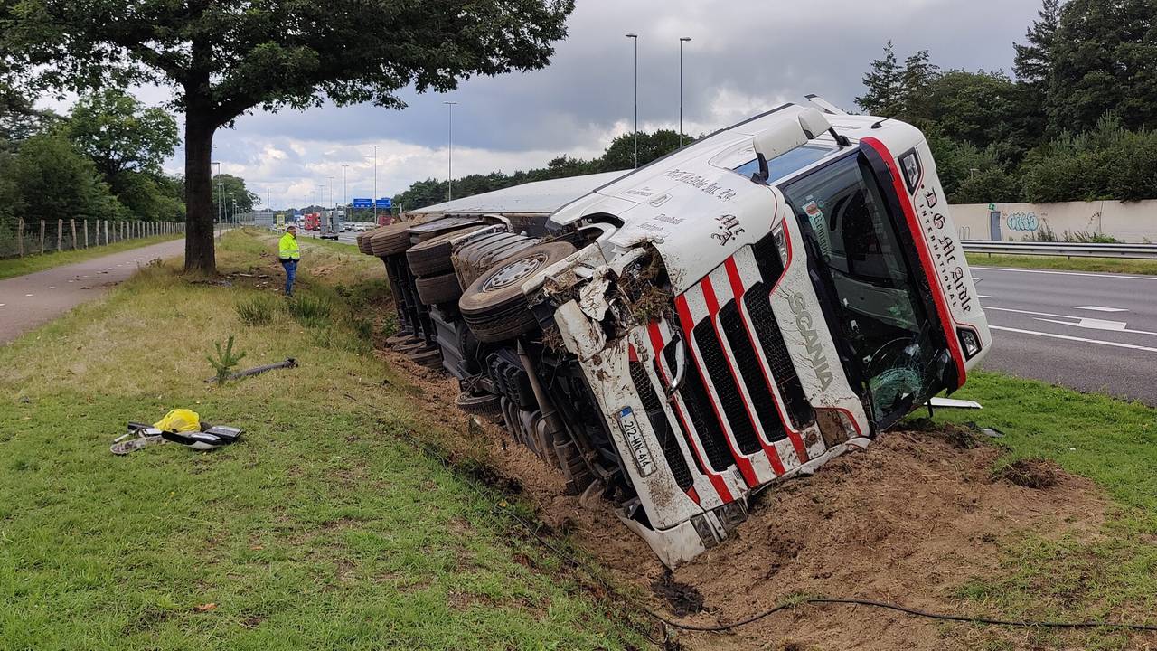 De vrachtwagen belandde bij de afrit Kruisstraat in de greppel naast de weg (foto: Iwan van Dun/SQ Vision).