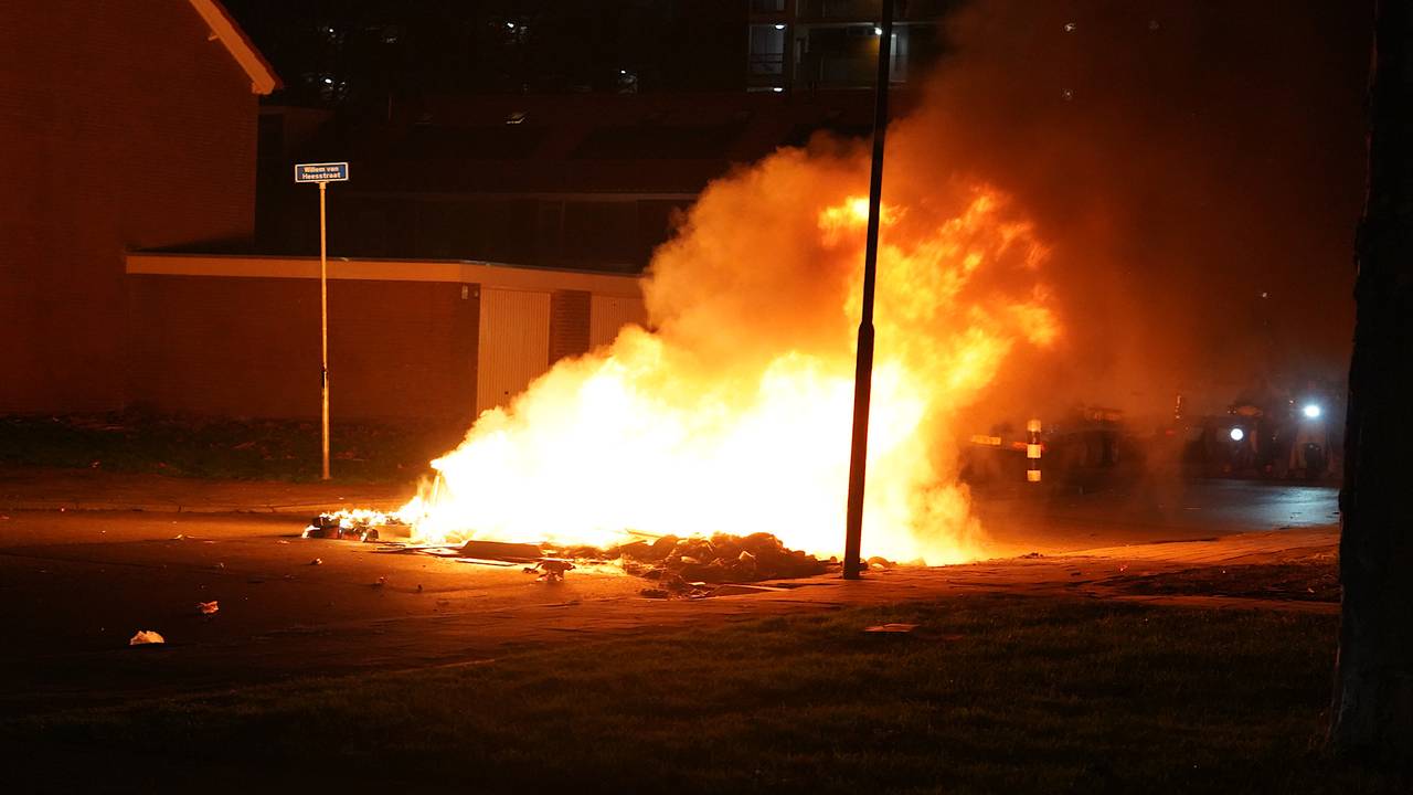 De Wensel Cobergherstraat in Breda werd geblokkeerd met containers en in brand gestoken. 