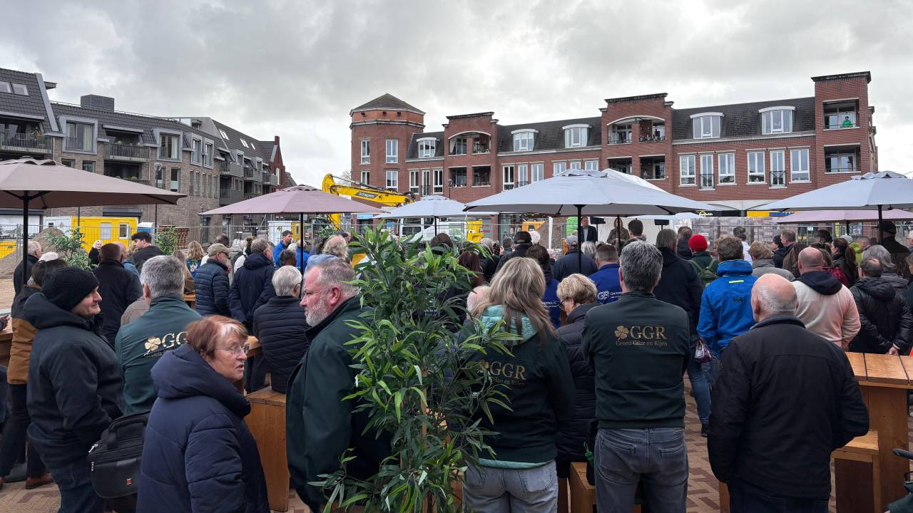 Het plein is nog niet af, maar het was er al wel druk (foto: Pieter Soethout)