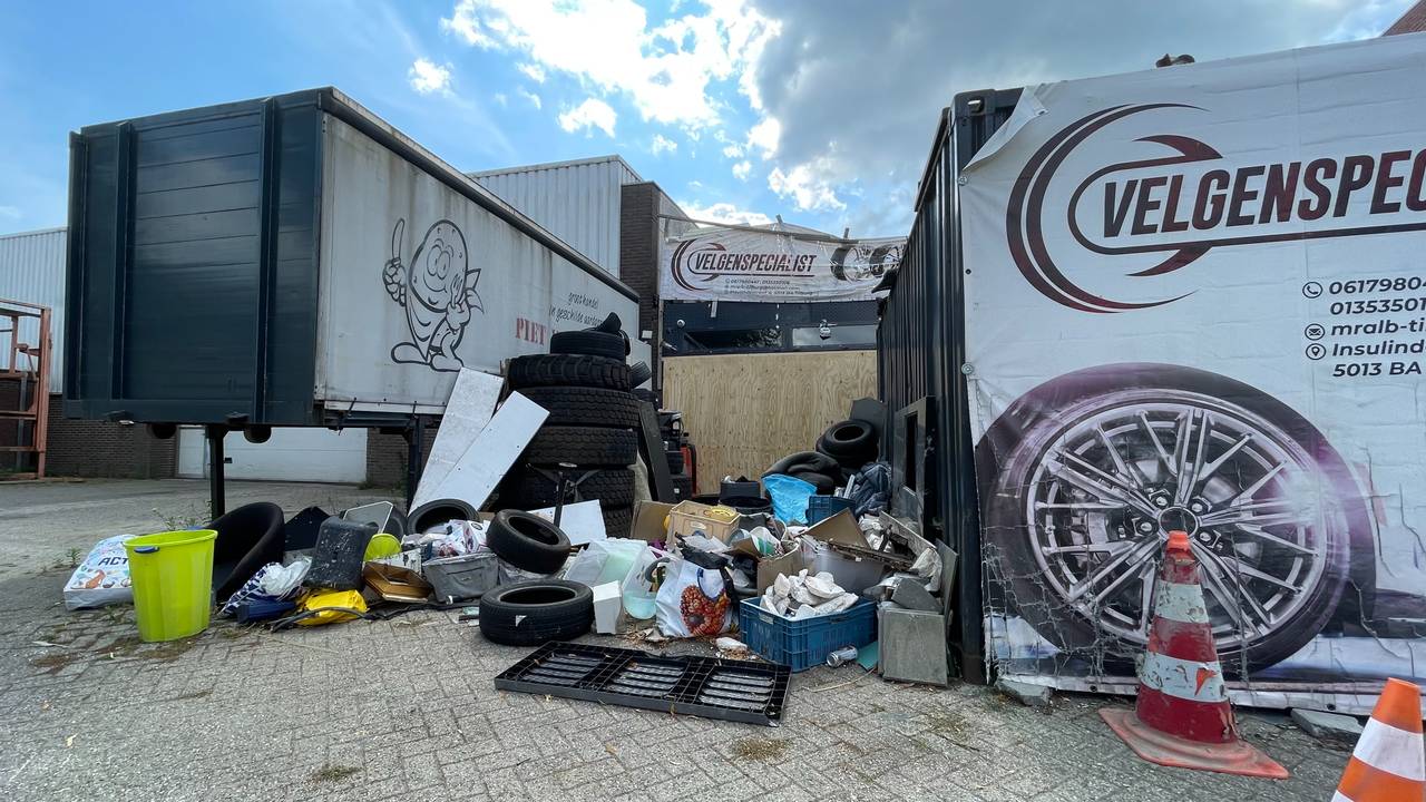 Het bedrijfsterrein is in een half jaar tijd veranderd in een vuilnisbelt (foto: Rochelle Moes).