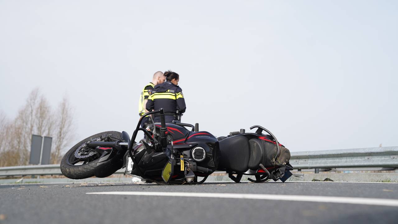 Lessende motorrijder gaat onderuit op A59, traumahelikopter geland