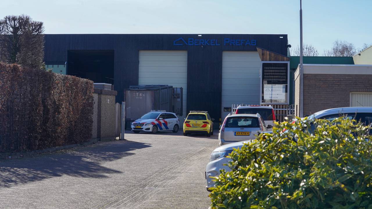 Diverse hulpdiensten kwamen naar het bedrijf Berkel Prefab in Heesch (foto: Gabor Heeres/SQ Vision).