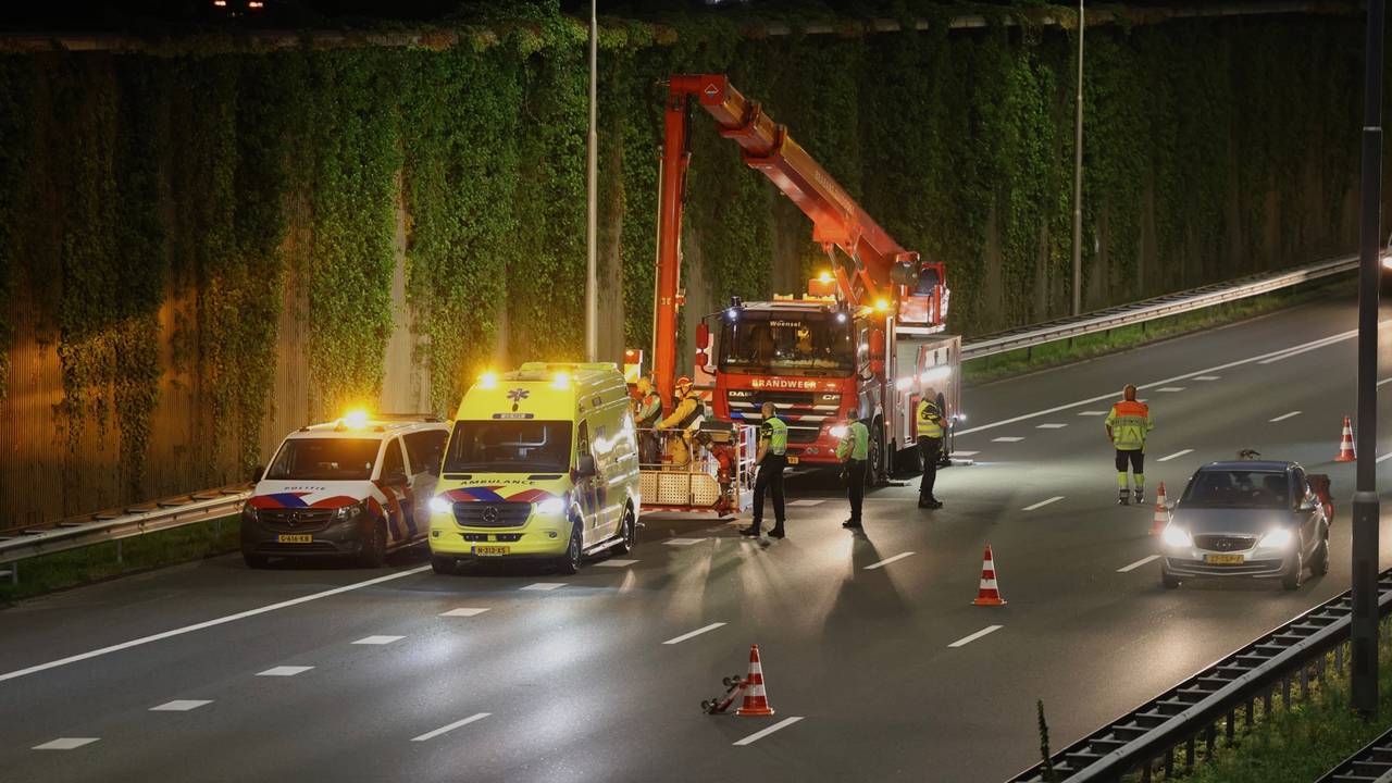 De vrouw werd met een hoogwerker van de geluidswal langs de A2 gehaald (foto: Sander van Gils/SQ Vision).