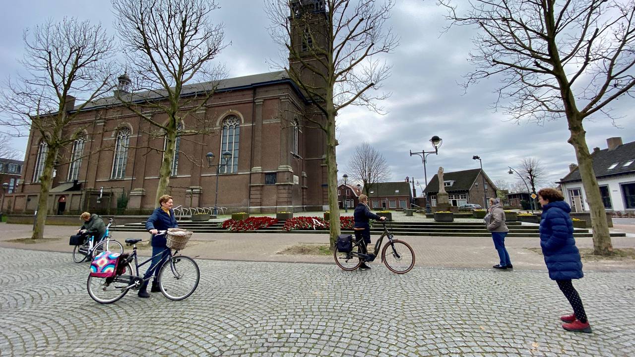 Mensen komen op veilige afstand samen bij de Sint-Servatiuskerk in Erp (foto: Jan Peels).