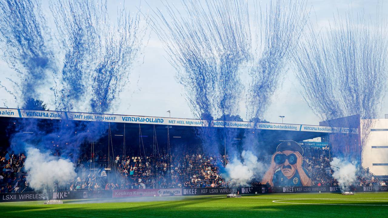Supporters van FC Den Bosch met een sfeeractie. (Foto: Broer van den Boom/Orange Pictures)