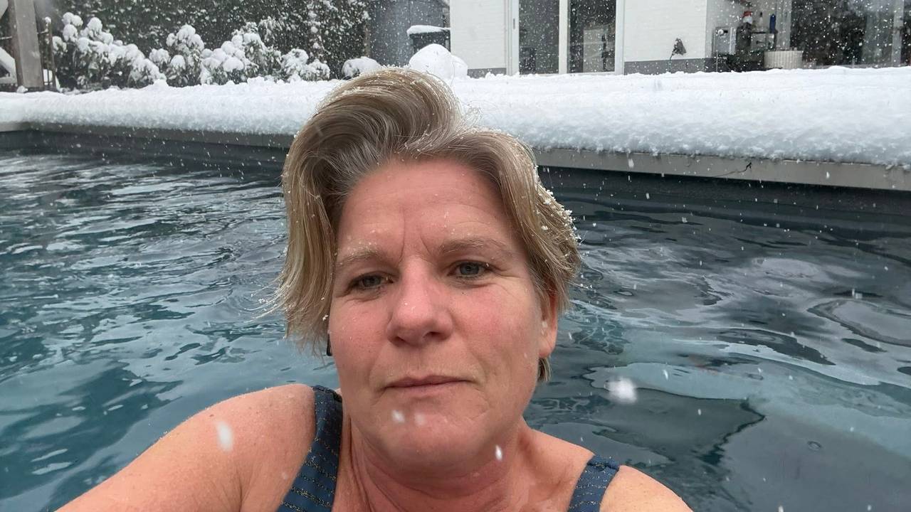 Femke zwemt ook in de winter lekker buiten