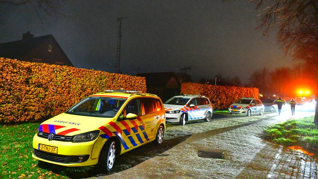 Ambulance en politie waren snel aanwezig na de steekpartij in Duizel (foto: Rico Vogels/SQ Vision Mediaprodukties).
