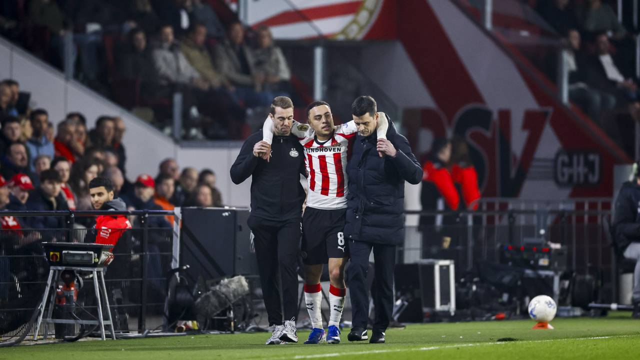 Sergiño Dest wordt geblesseerd het veld afgedragen tijdens de thuiswedstrijd tegen AZ (foto: ANP).