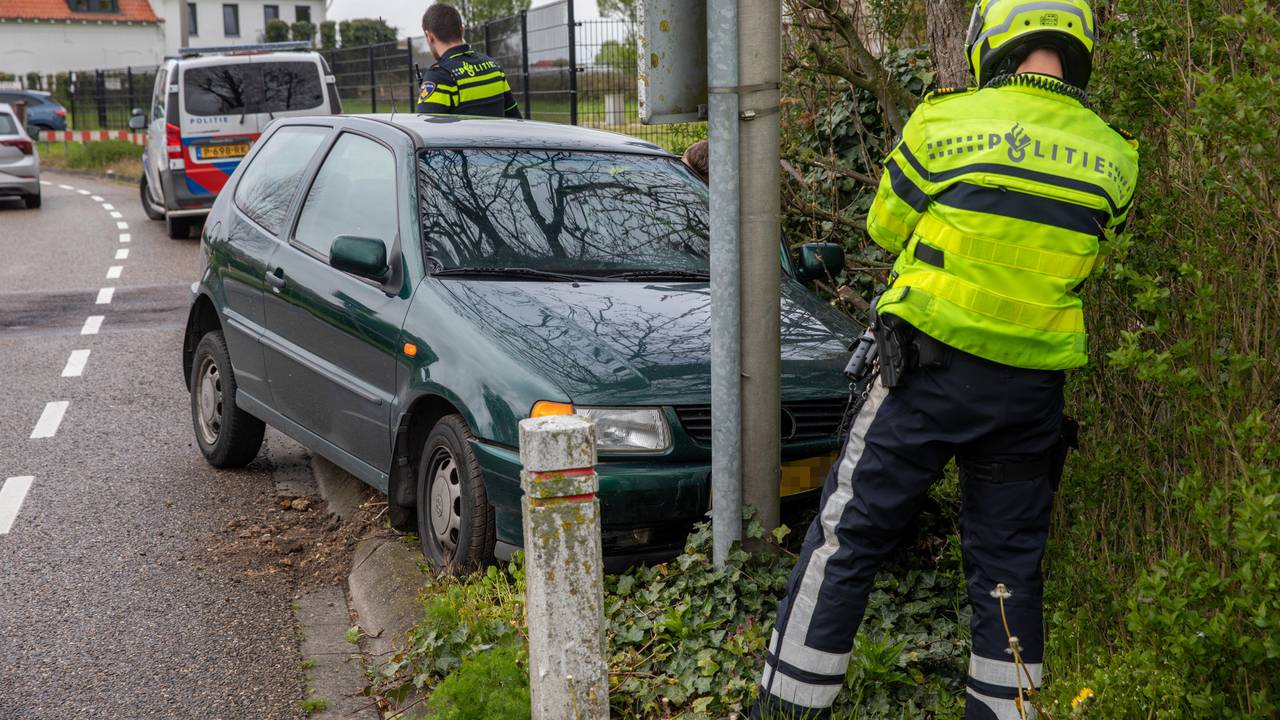 De wagen die in Nispen uit de bocht vloog, wordt door de politie bekeken (foto: Christian Traets/SQ Vision Mediaprodukties). 