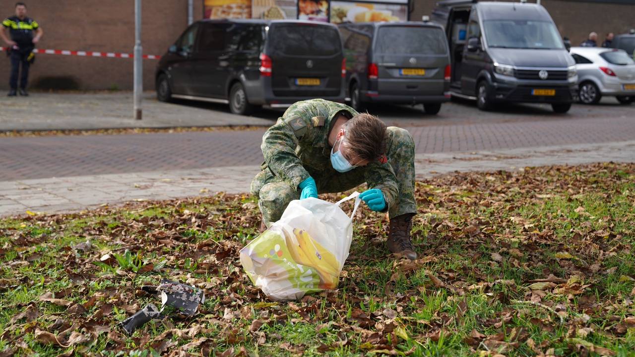 De Cobra's vastgebonden aan een fles zaten in een plastic tas (foto: Bart Meesters).
