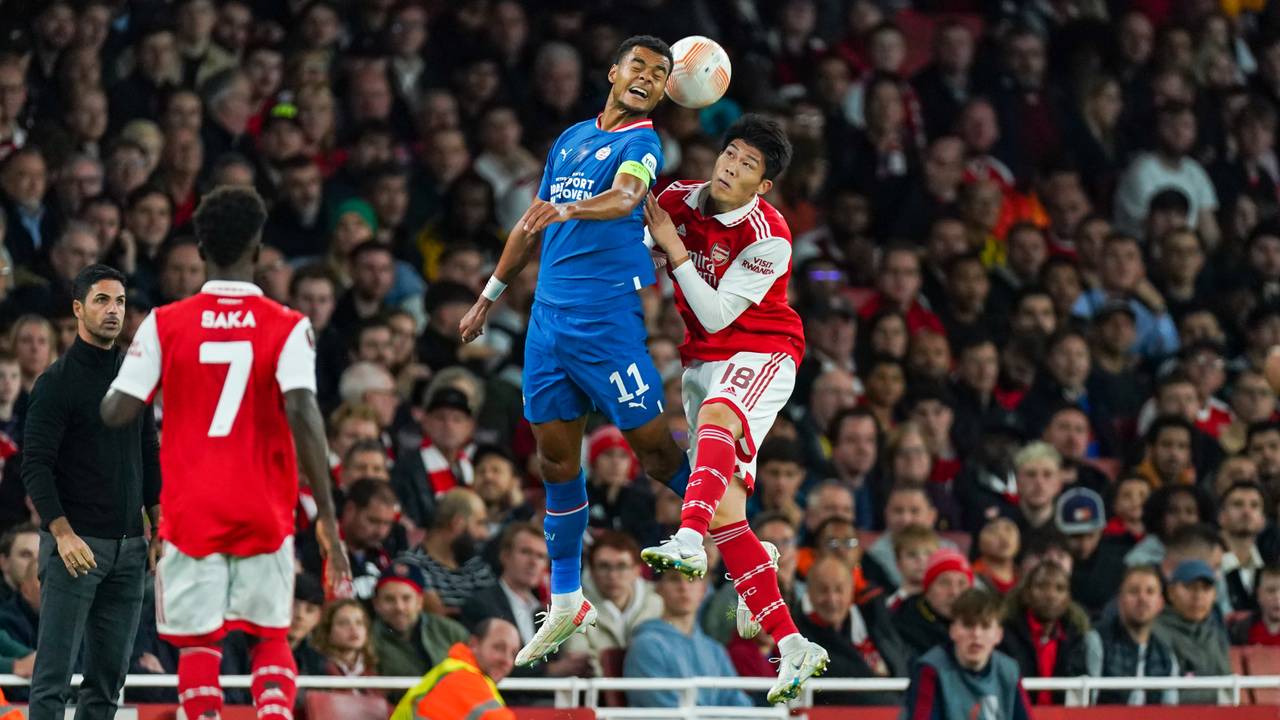 Gakpo in duel met Tomiyasu (Foto: OrangePictures)