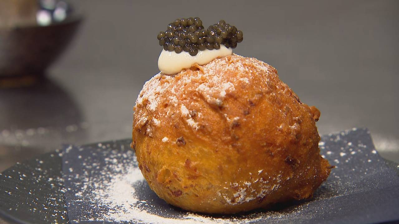 De oliebol met kaviaar en gedroogde ham (foto: Omroep Brabant).