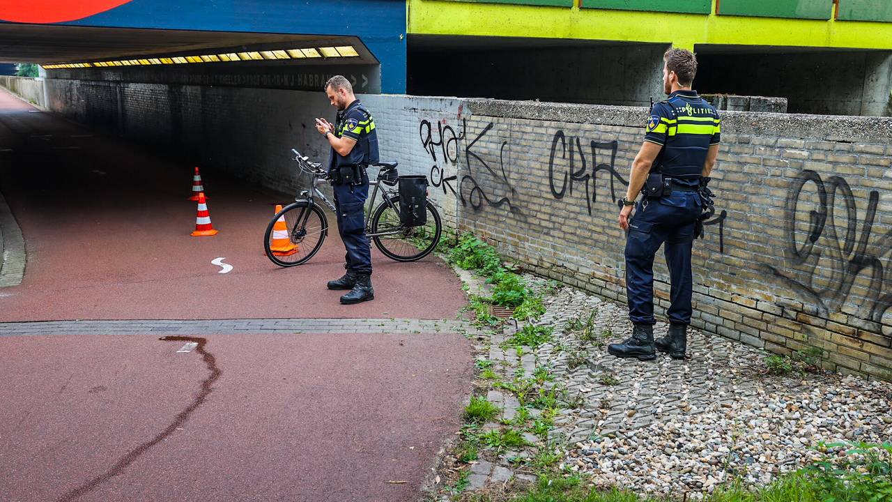 Fietser zwaargewond na botsing bij tunnel in Eindhoven.