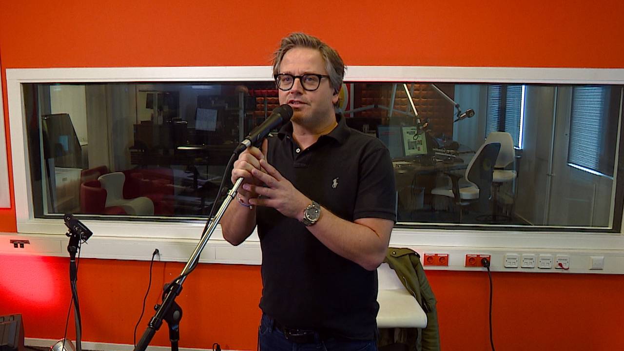 Guus Meeuwis zingt live 'Brabant'.