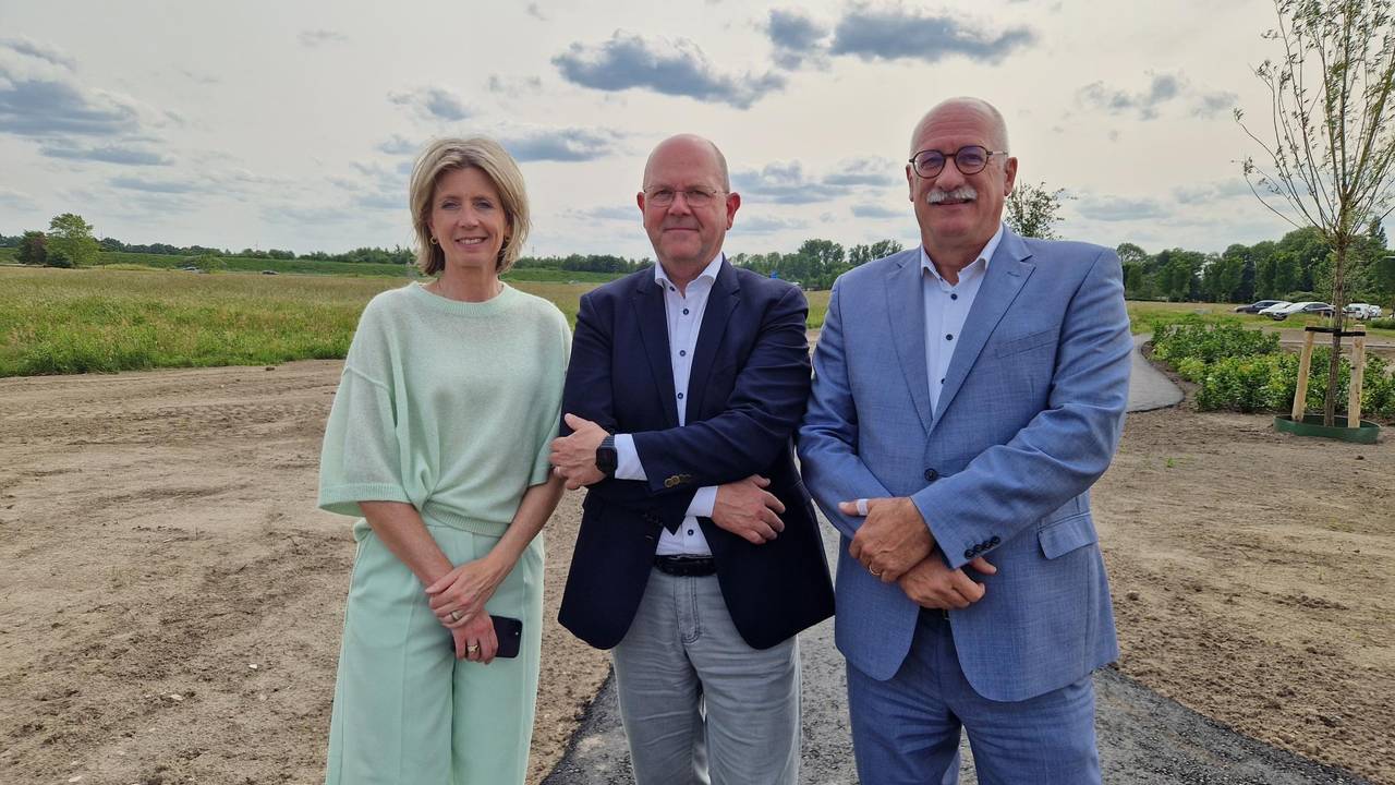 Milena Pierey van ontwikkelaar Bouwaccent, Albert Jan Huisman van ontwikkelaar Necron en wethouder Maarten Jilisen (foto: Tom Berkers).