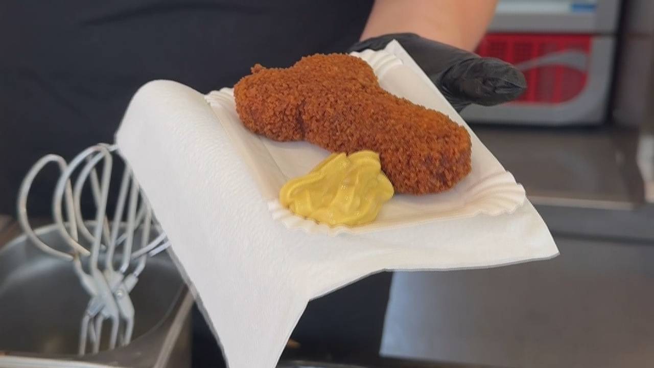 De perlut belooft de snack van de Tilburgse Kermis te worden (foto: Omroep Brabant).