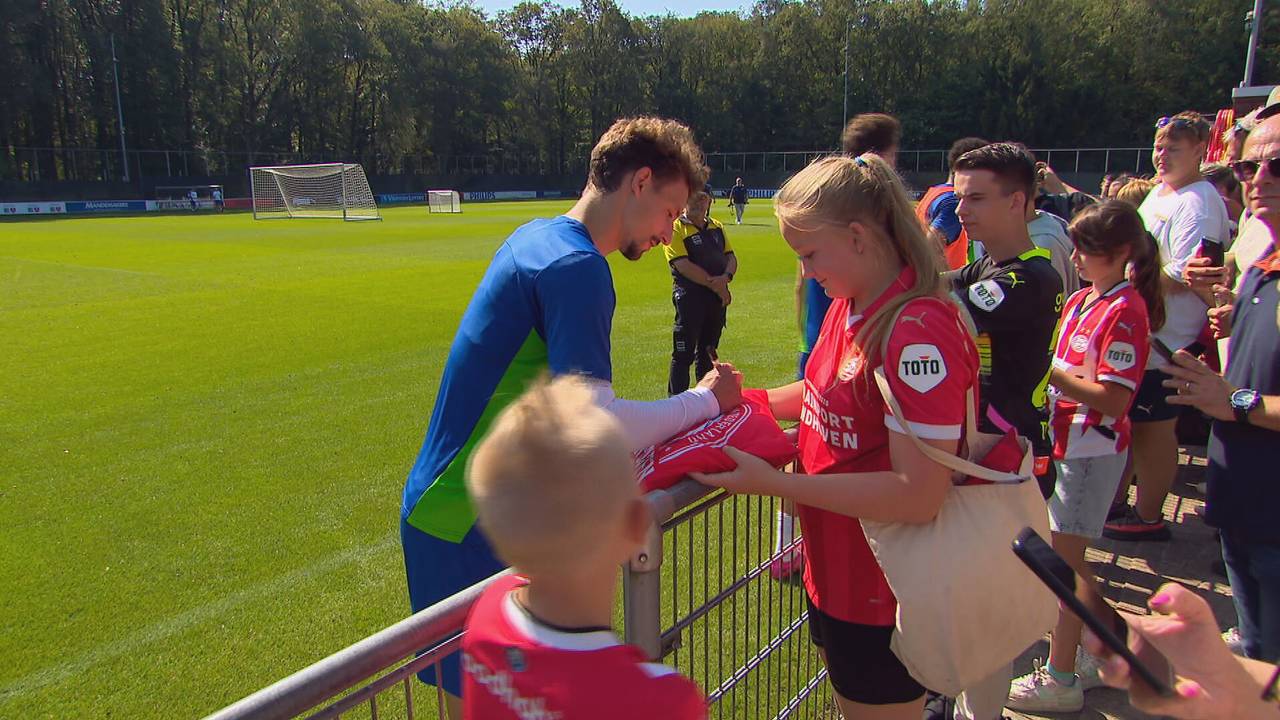 PSV-supporters jagen op een handtekening van verdediger Olivier Boscagli.