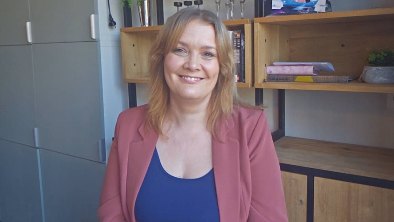 Iris Newman maakt video's over allerlei soorten geldzaken (foto: Omroep Brabant).